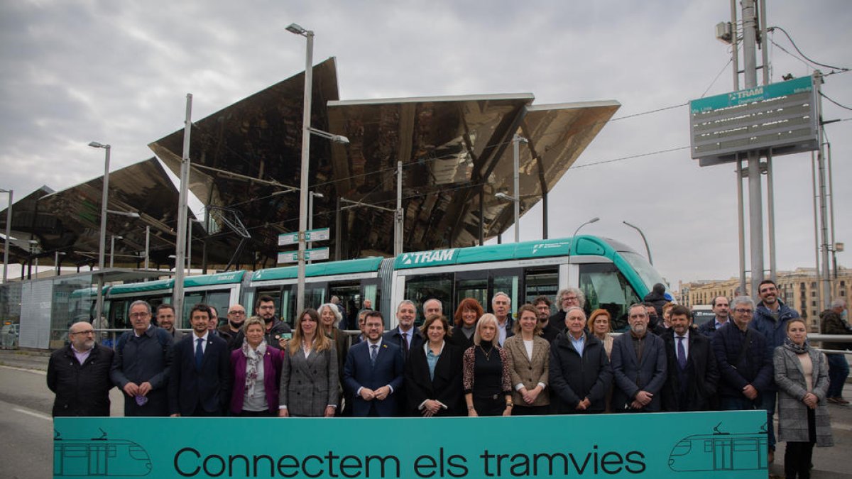 Pere Aragonès i Ada Colau, al mig, van encapçalar la presentació de l’inici de les obres.