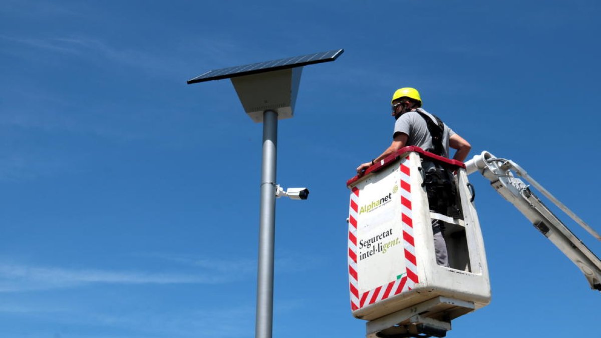 Una de les càmeres de vigilància que es van instal·lar a l’agost.