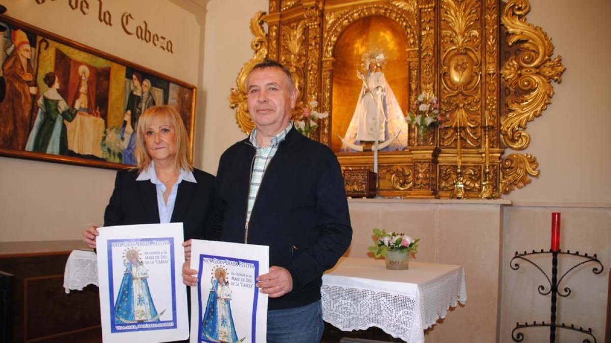 Joan Sangrà y la presidenta de la cofradía, Lorena Jurado.