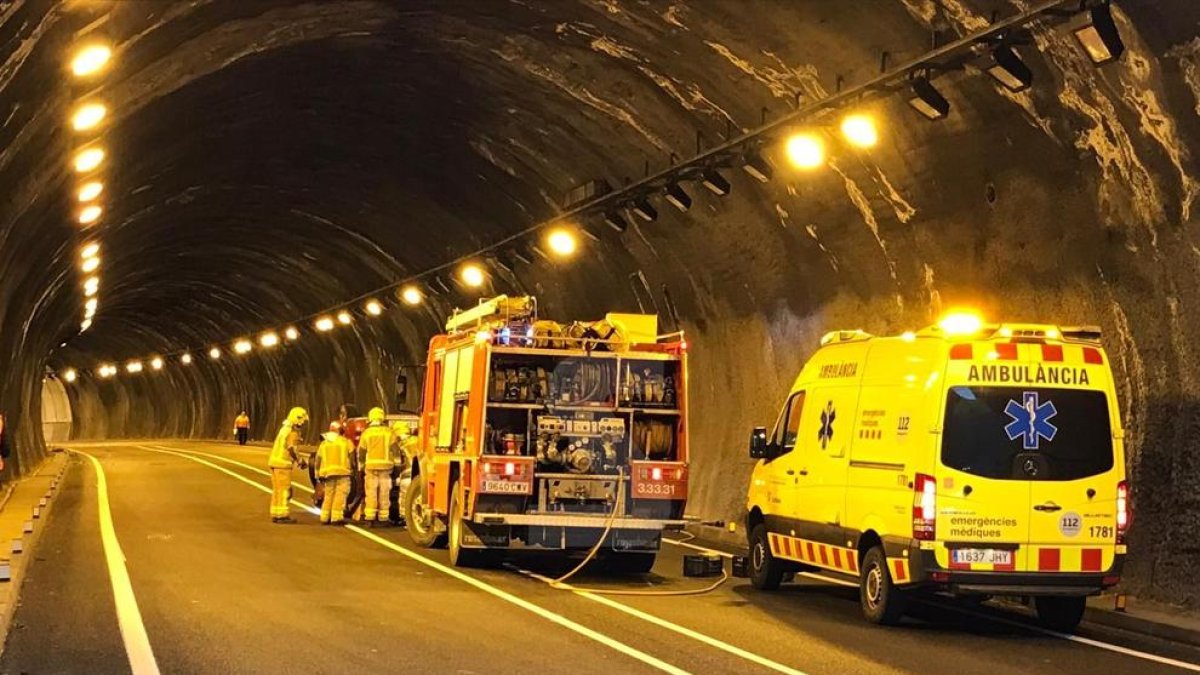 El coche ha quedado volcado en el túnel de Els Feixancs.