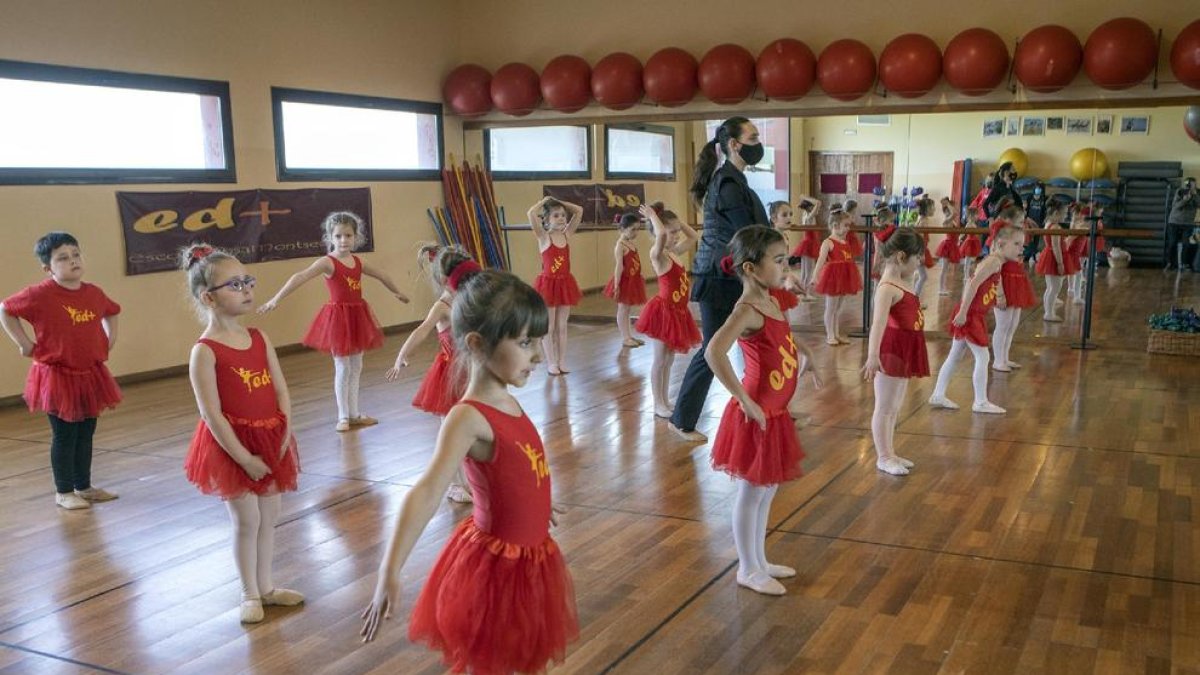 Una classe de l’Escola de Dansa Montse Esteve de Guissona, amb nenes refugiades.