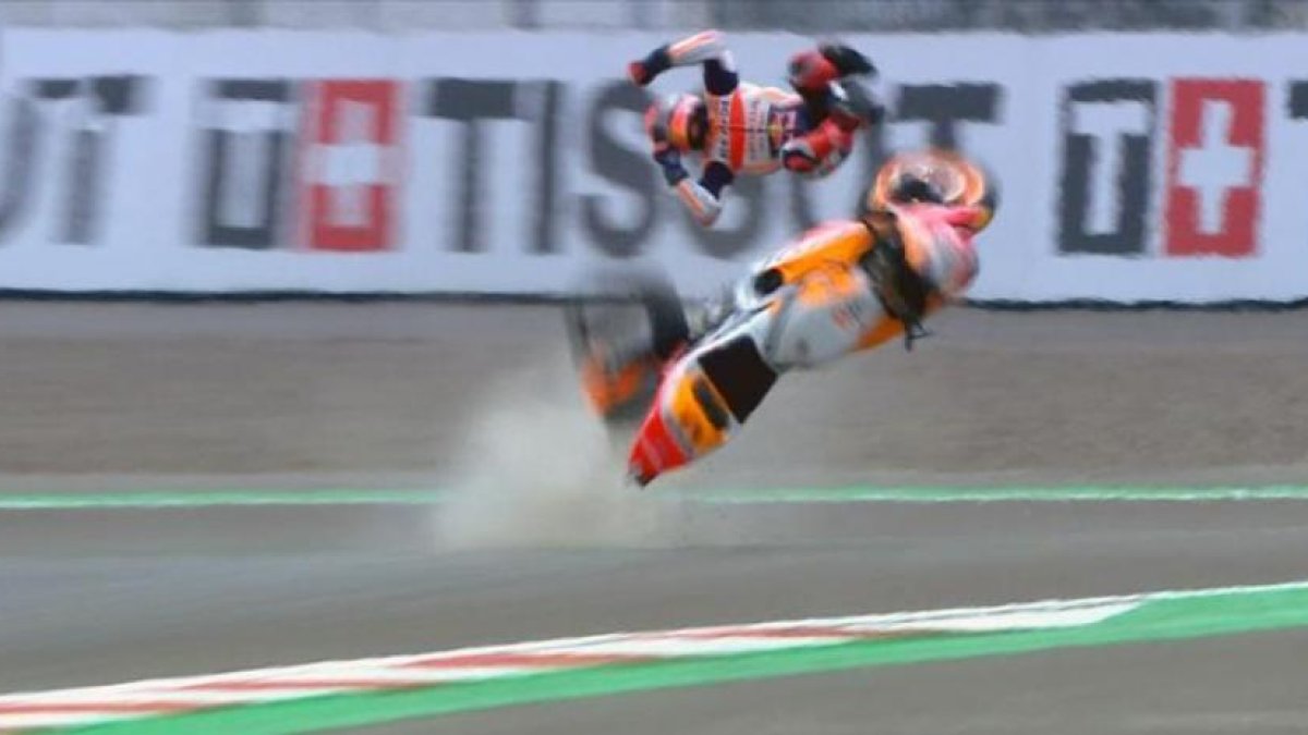 Momento de la caída de Marc Márquez en el warm up.