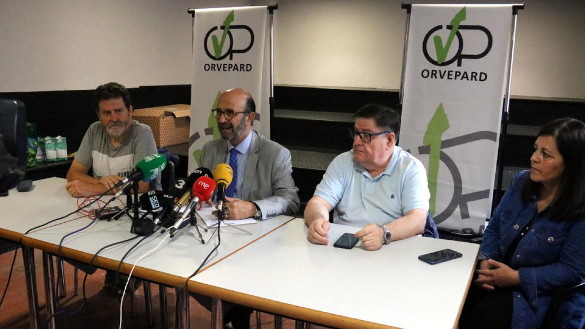 La rueda de prensa de ayer de los contrarios al albergue en los silos.