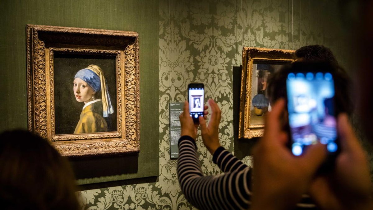 Vierten salsa de tomate en la obra maestra de Vermeer 'La joven de la Perla'