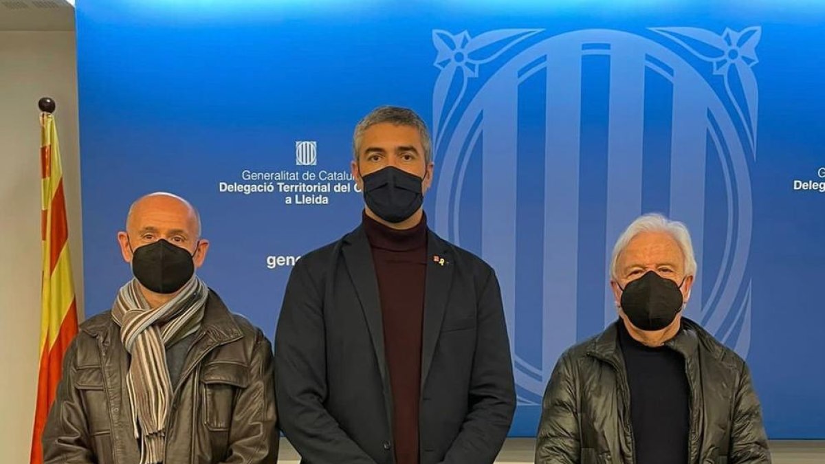 El delegado del Govern en Lleida, Bernat Solé, con Francesc Oró, presidente de la Fundación Oró, y Joan Anton Català (izquierda), propuesto como comisario del Año Oró.