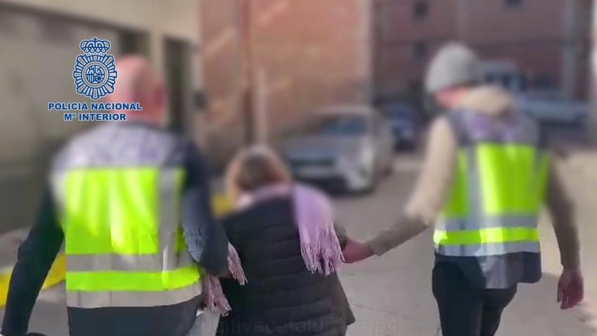 Moment de la detenció de la dona a Lleida.