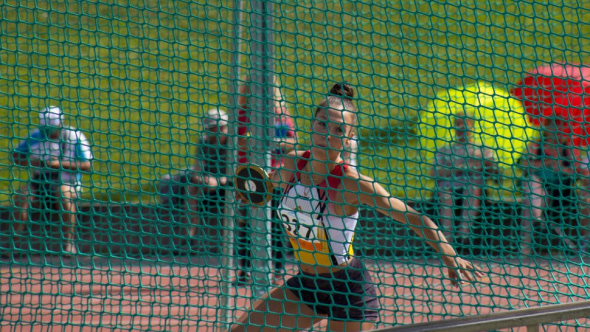 Una lanzadora de peso, durante el Campeonato de Catalunya Sub’20 que se celebró ayer en Lleida.