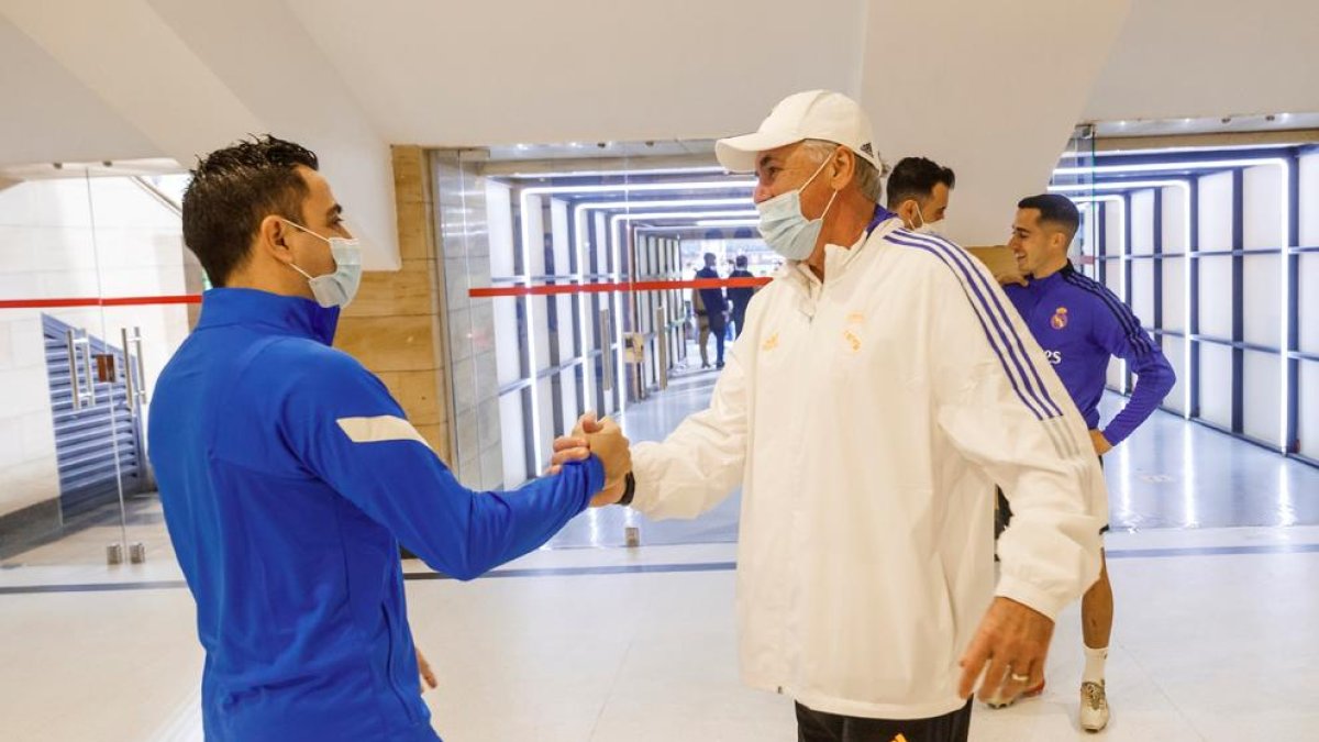 Xavi Hernández i Carlo Ancelotti se saluden a l’estadi Príncep Faisal de Riad.