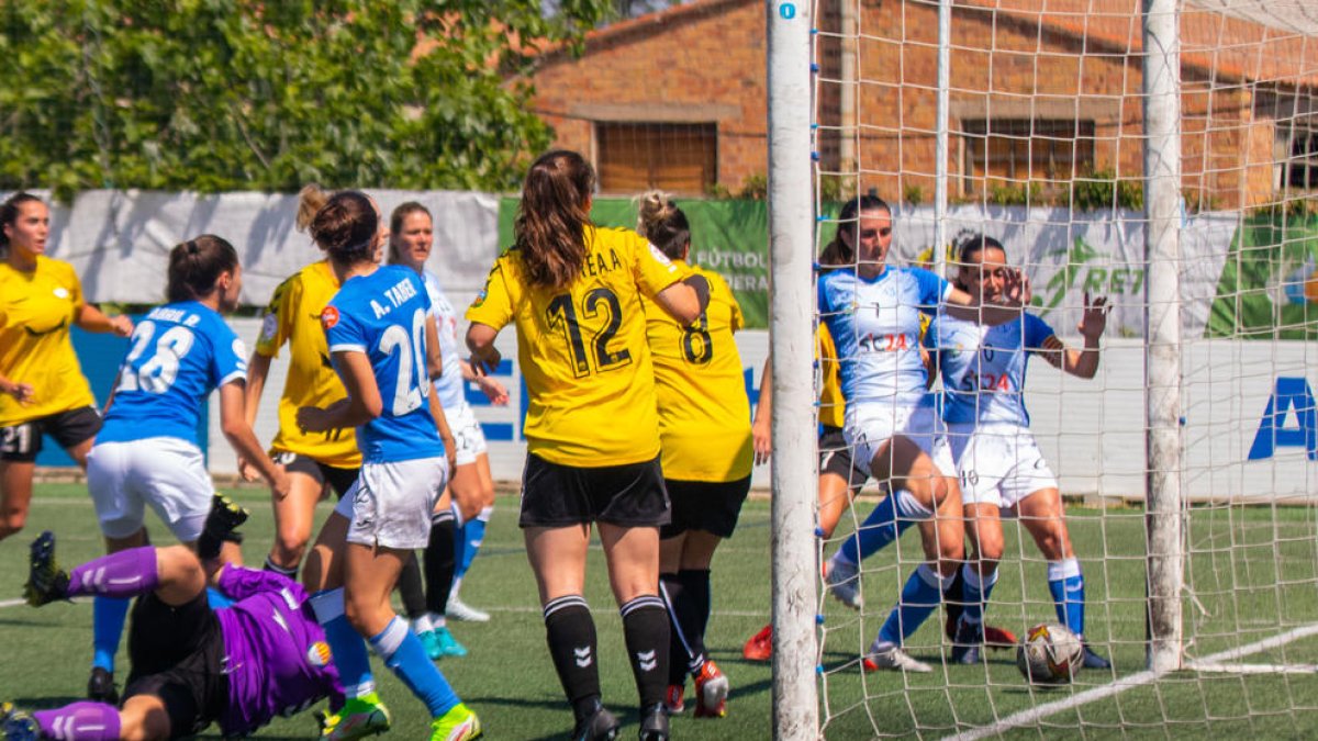 Barbi porta la pilota en una acció del partit.