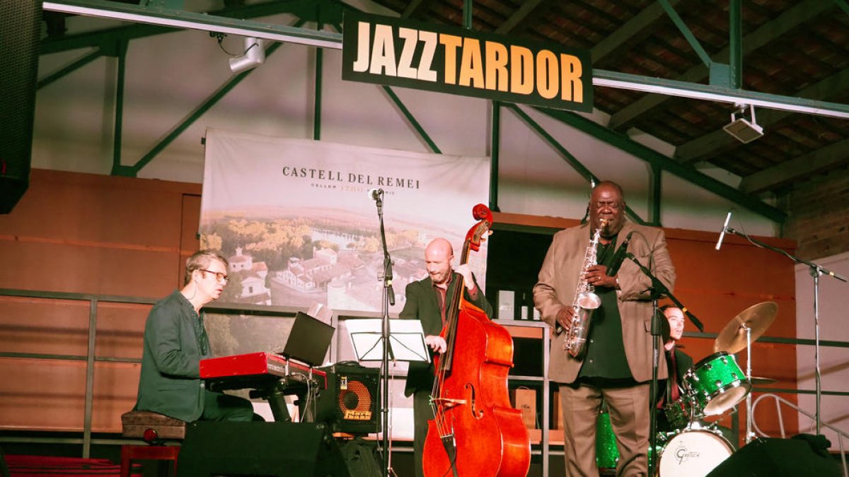 Jesse Davis al frente de un cuarteto, en el estreno del Jazz Tardor.
