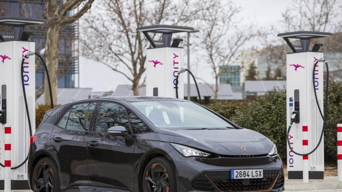 Cupra agilitza el procés de càrrega de la bateria amb la tecnologia Plug & Charge