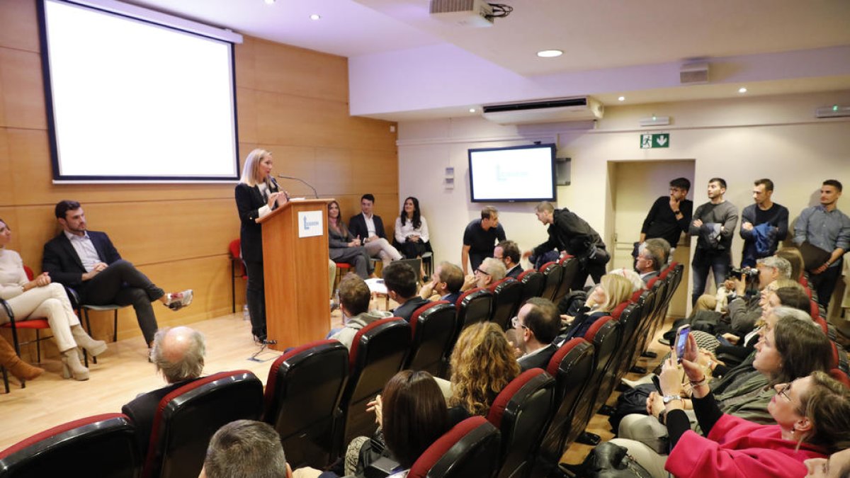 La presidenta de la Associació d’Empresaris de Lleida, Laia Rogel, inauguró el acto de presentación.