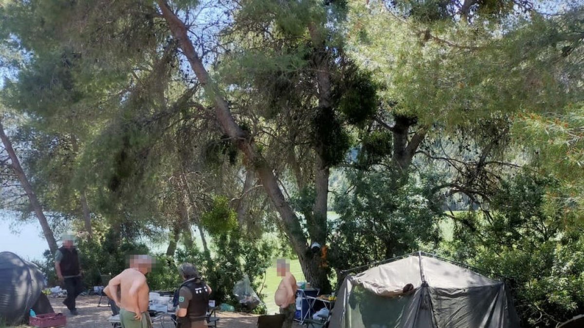 Los Agents Rurals ponen una veintena de denuncias en el Segrià y la Noguera relacionadas con la pesca furtiva nocturna