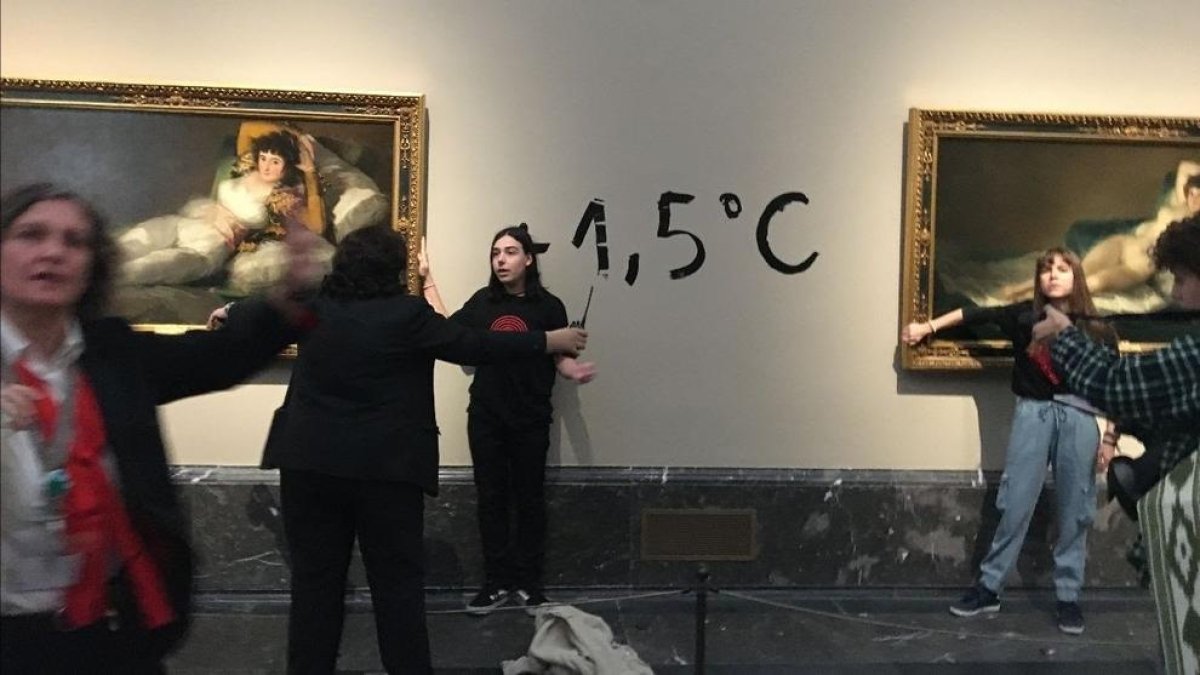 Activistes ecològiques es peguen al marc dels quadres de 'LAs Majas' de Goya al Museu del Prado