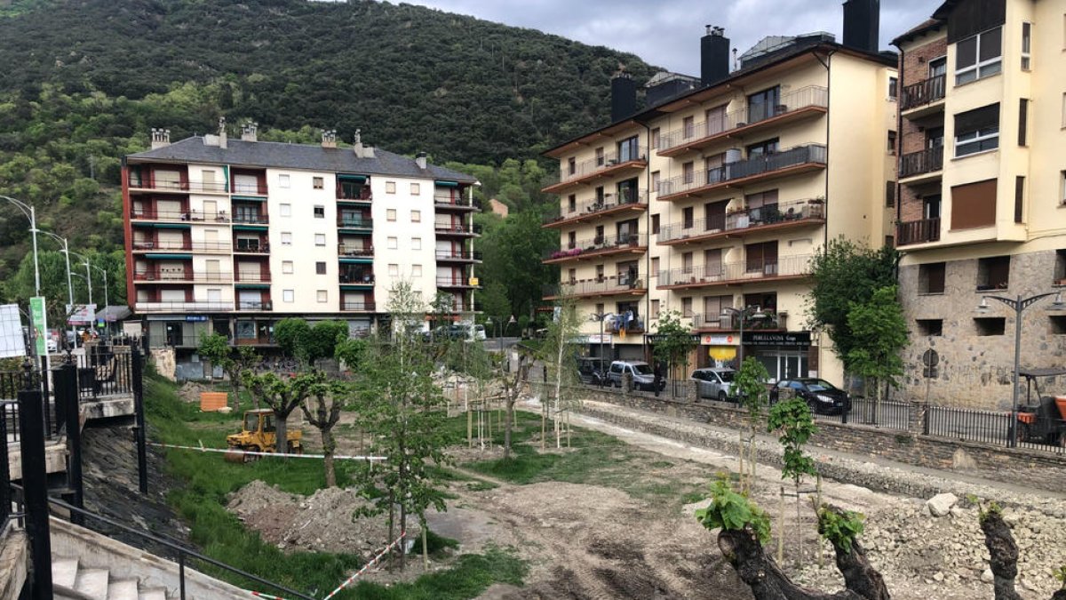El estado en que han quedado los árboles del nuevo Parc del Riuet de Sort.