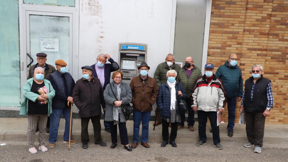 Un grupo de vecinos de Magraners protestó ayer contra el cierre de la oficina bancaria del Sabadell.