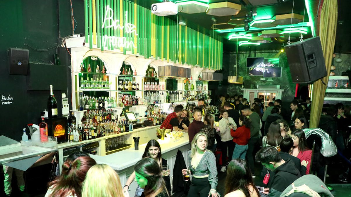 Imatge de clients en un local d’oci nocturn de Lleida, ahir poc després d’obrir les portes.