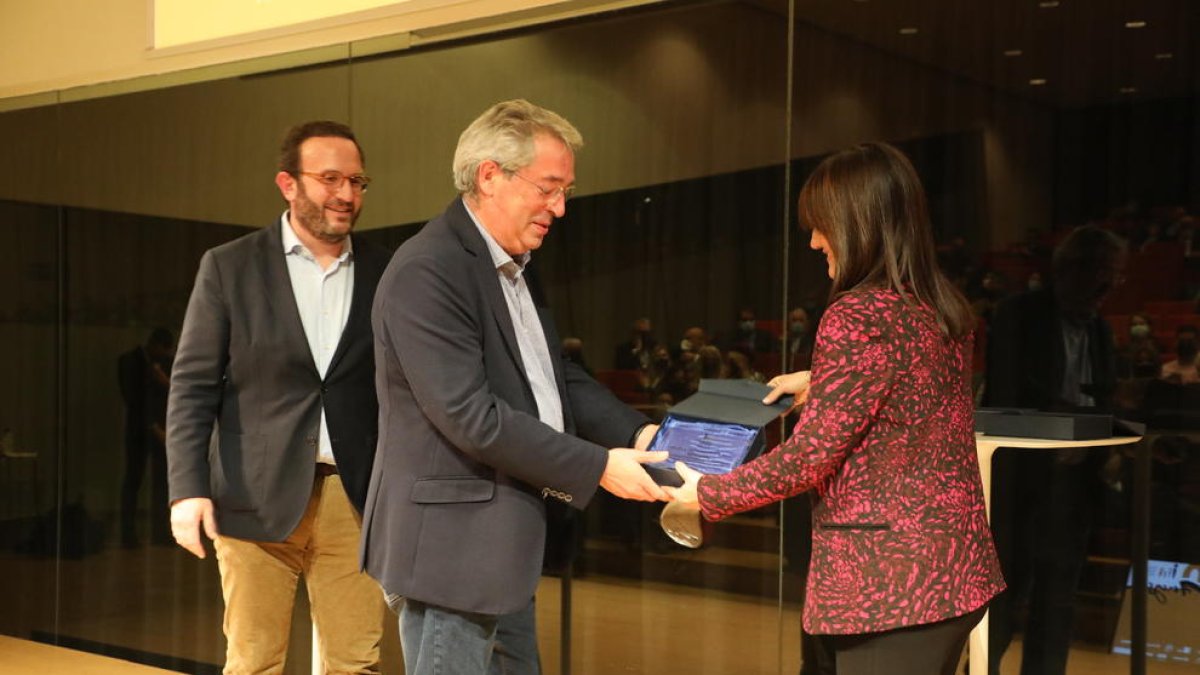 Santiago Costa, director de SEGRE, al recollir el reconeixement.