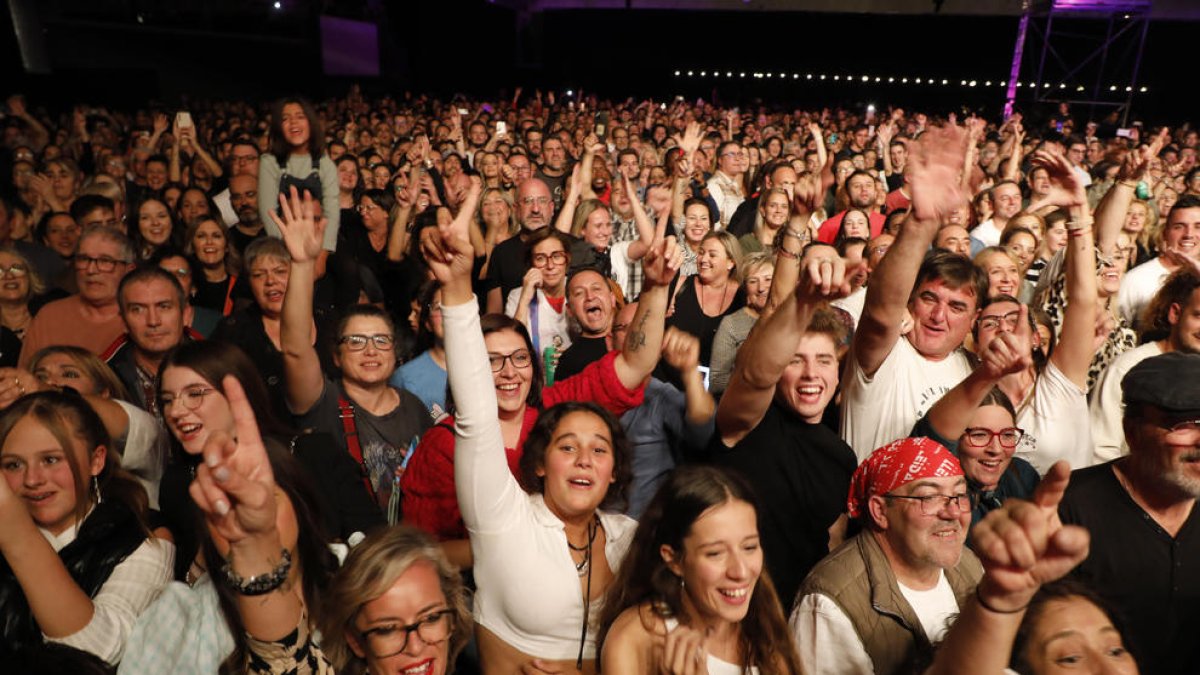 El pavelló Inpacsa de Balaguer es va omplir ahir per al concert del cantant Antonio Orozco.