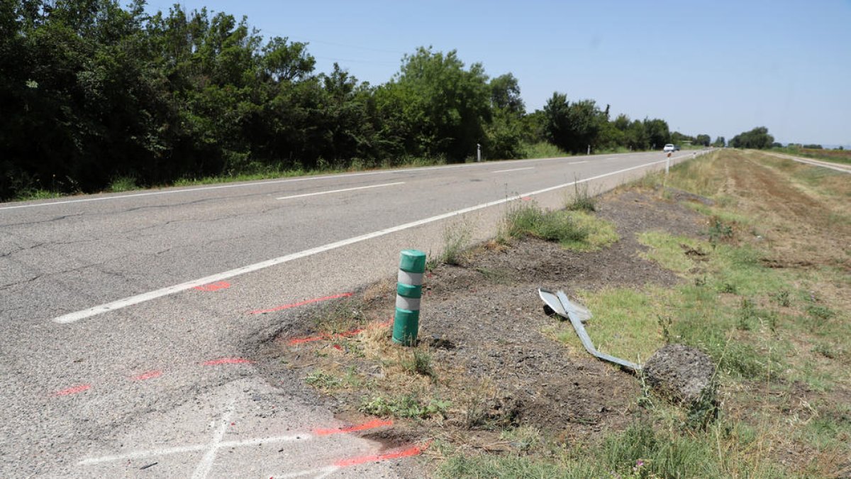 Punto del accidente en la N-240 entre Lleida y Juneda (izquierda) y el camión implicado en el choque en la A-2 en Granyanella (derecha).
