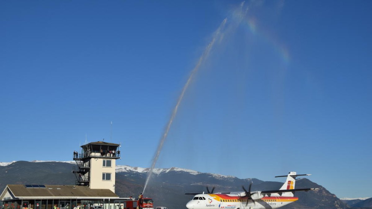 El bateig del primer avió que va arribar des de Madrid al desembre.