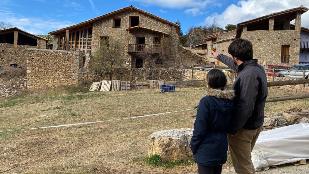 La pareja muestra la casa que cede a cambio de reformas.