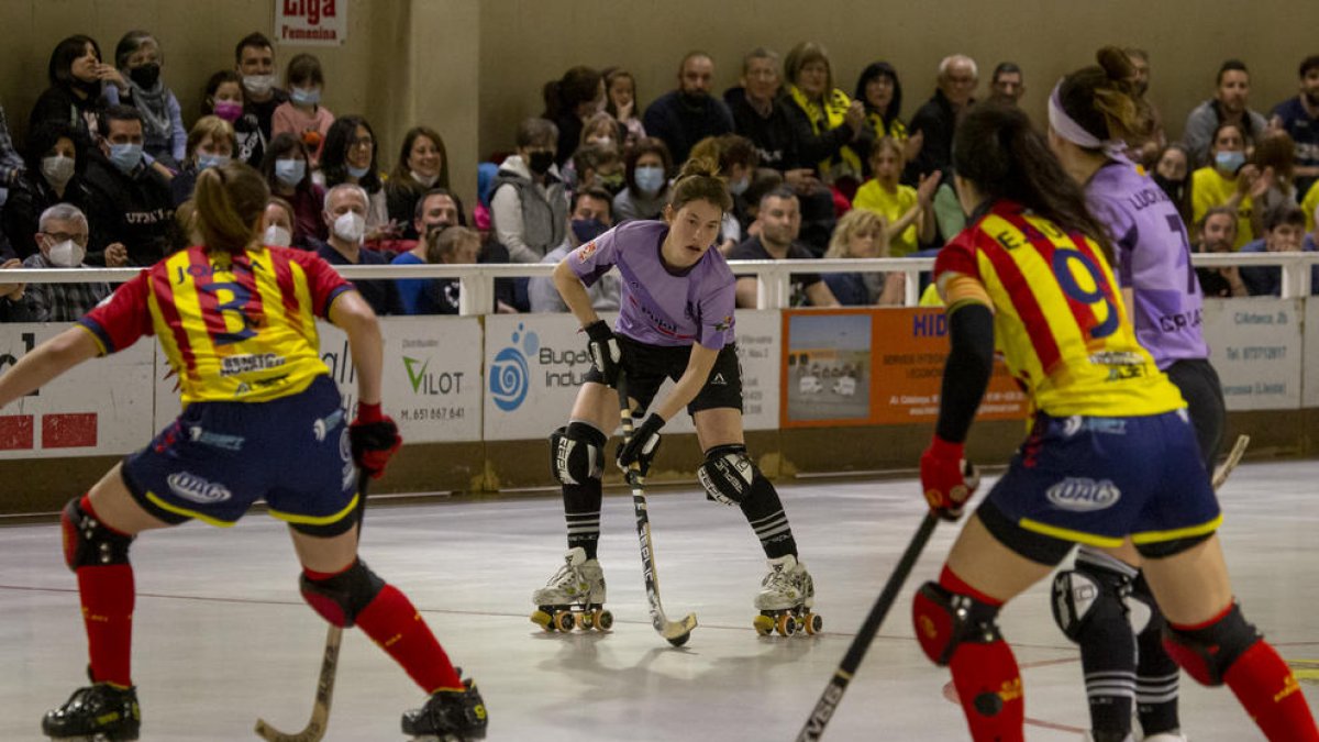 Victòria Porta condueix la bola en una acció del partit d’ahir.