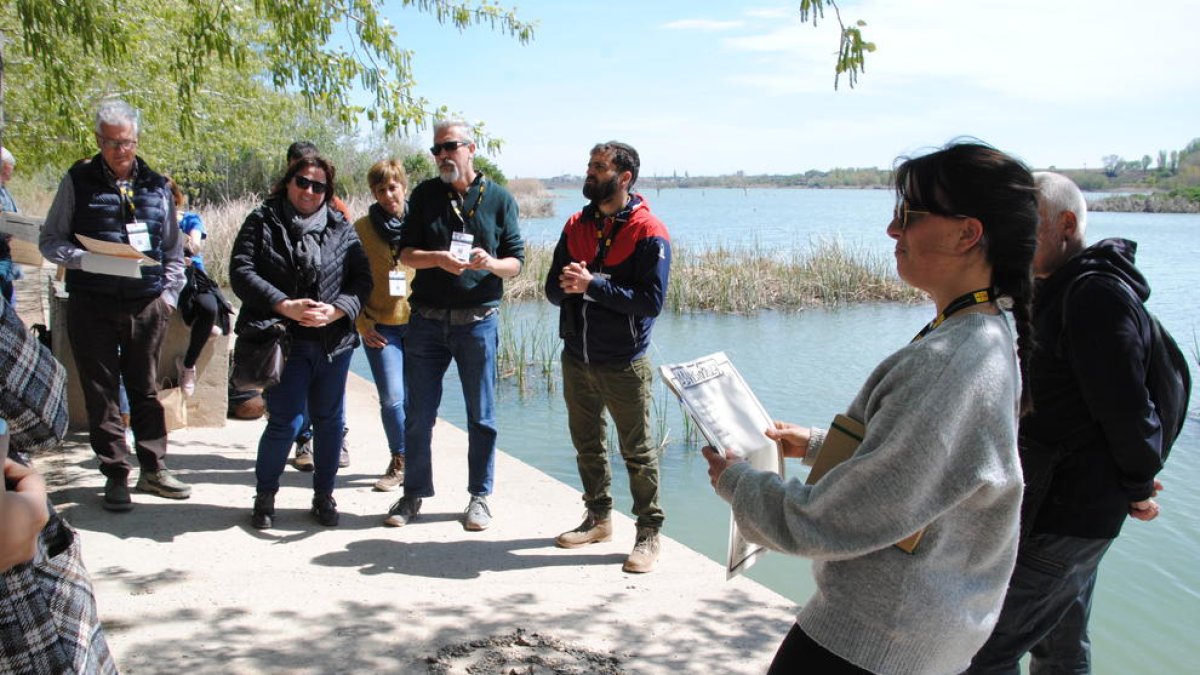 Los diferentes talleres se llevaron a cabo junto al Estany.