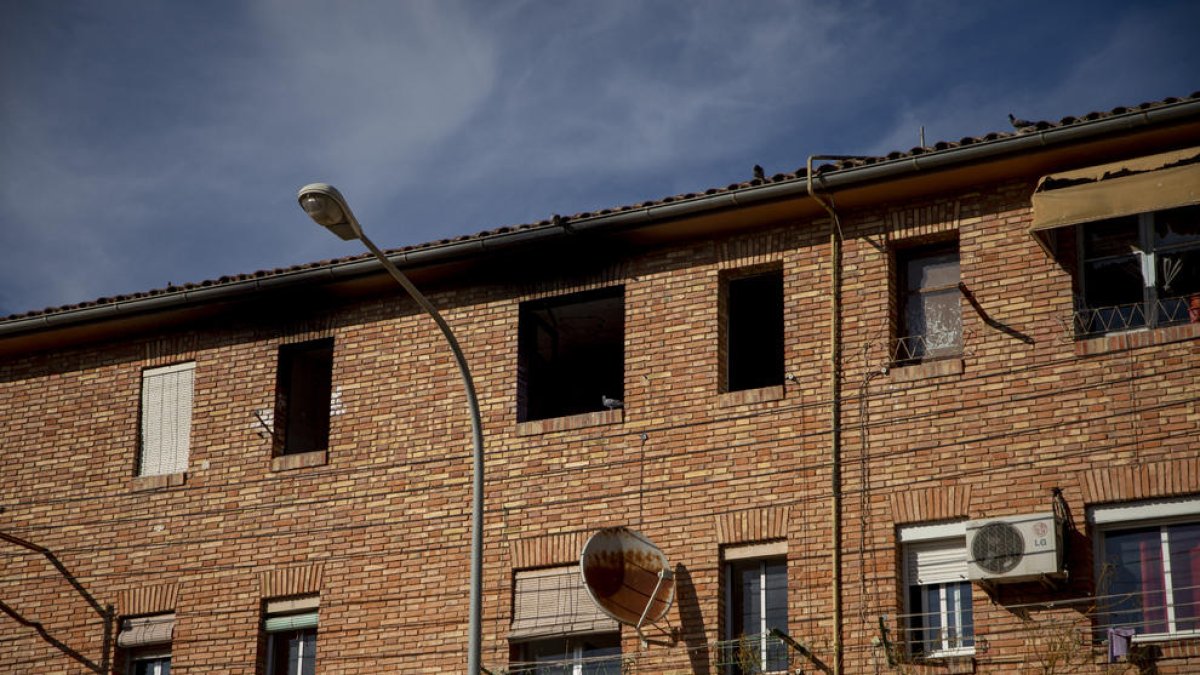 Imagen de la fachada del inmueble tras el incendio.