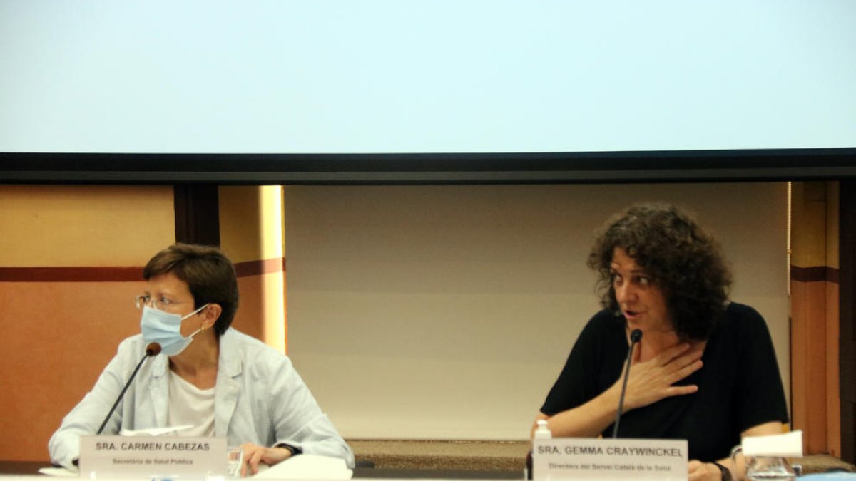 La secretària de Salut Pública, Carmen Cabezas, i la directora del CatSalut, Gemma Craywinckel, ahir.