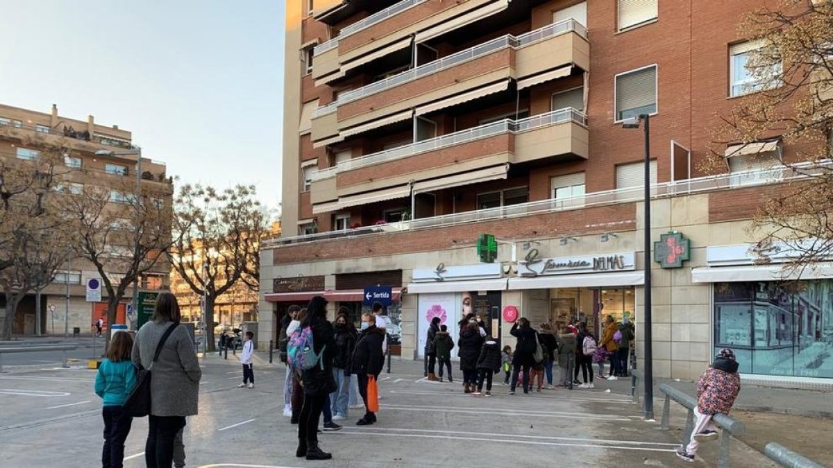 Cola ante una farmacia para hacer test de antígenos a alumnos.