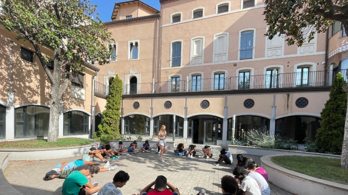 Una de les activitats del casal científic a la Fundació Verge Blanca, que van començar dilluns.