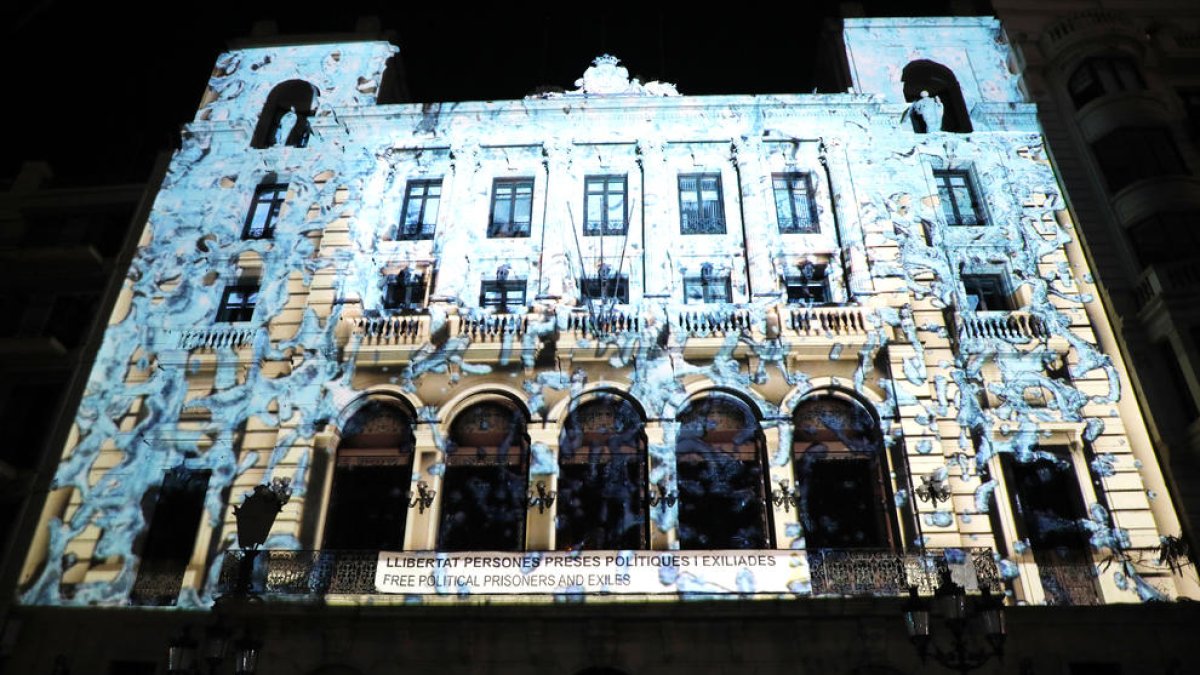 La proyección de los videomappings acompañados de música despertó expectación.