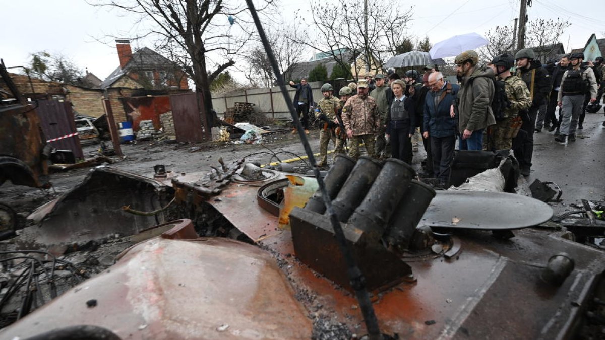 Von der Leyen i Borrell durant la seua visita a Butxa.