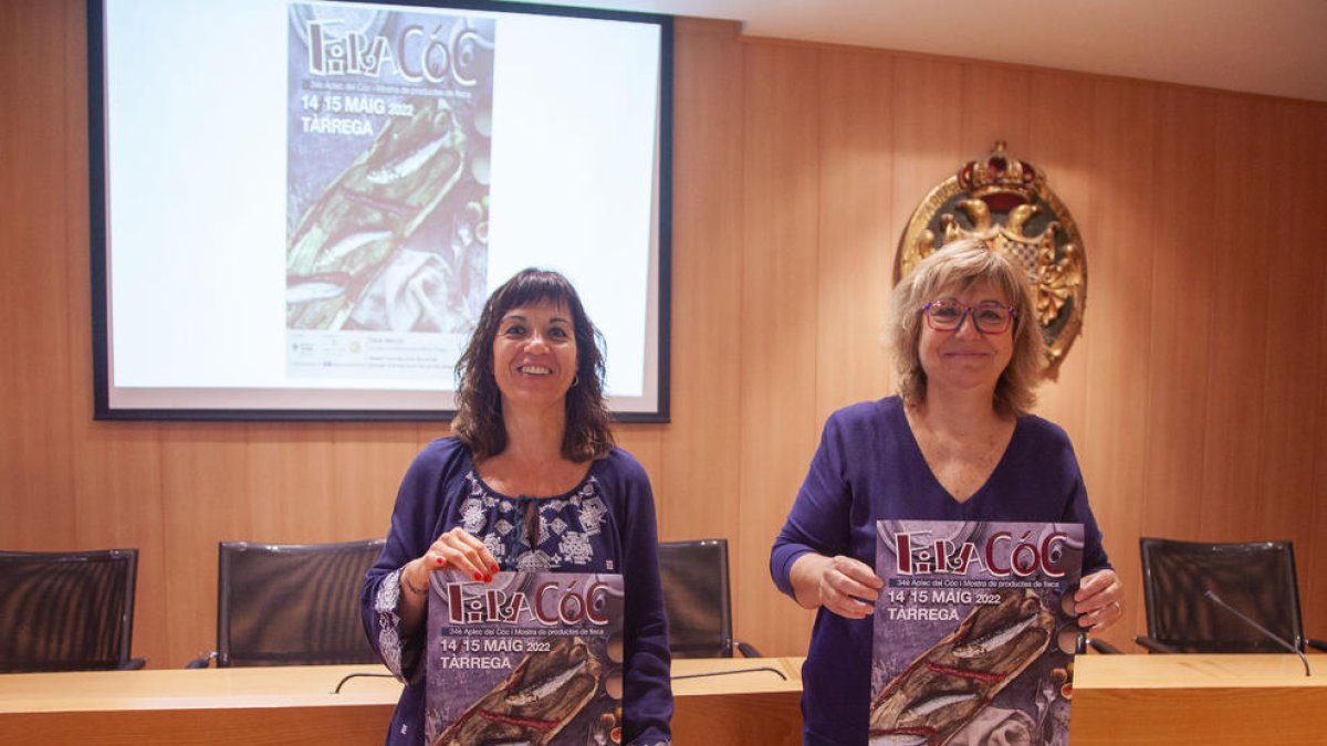 La alcaldesa, Alba Pijuan, y la concejala Núria Robert con el cartel.