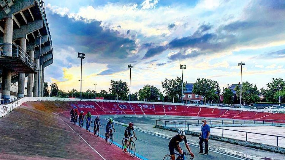 Un grup de ciclistes s’entrenen al velòdrom del Camp d’Esports, la pista del qual està molt deteriorada.