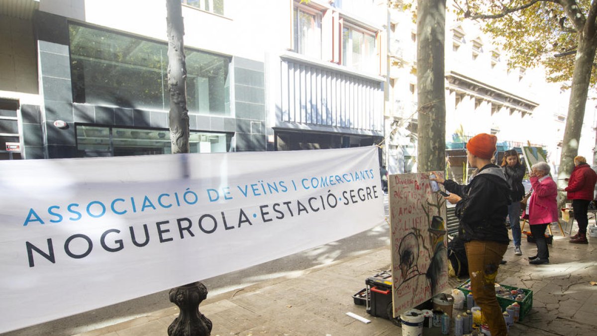 Lily Brick, una de les artistes convidades per l’associació de veïns al ‘Ramblejant’.