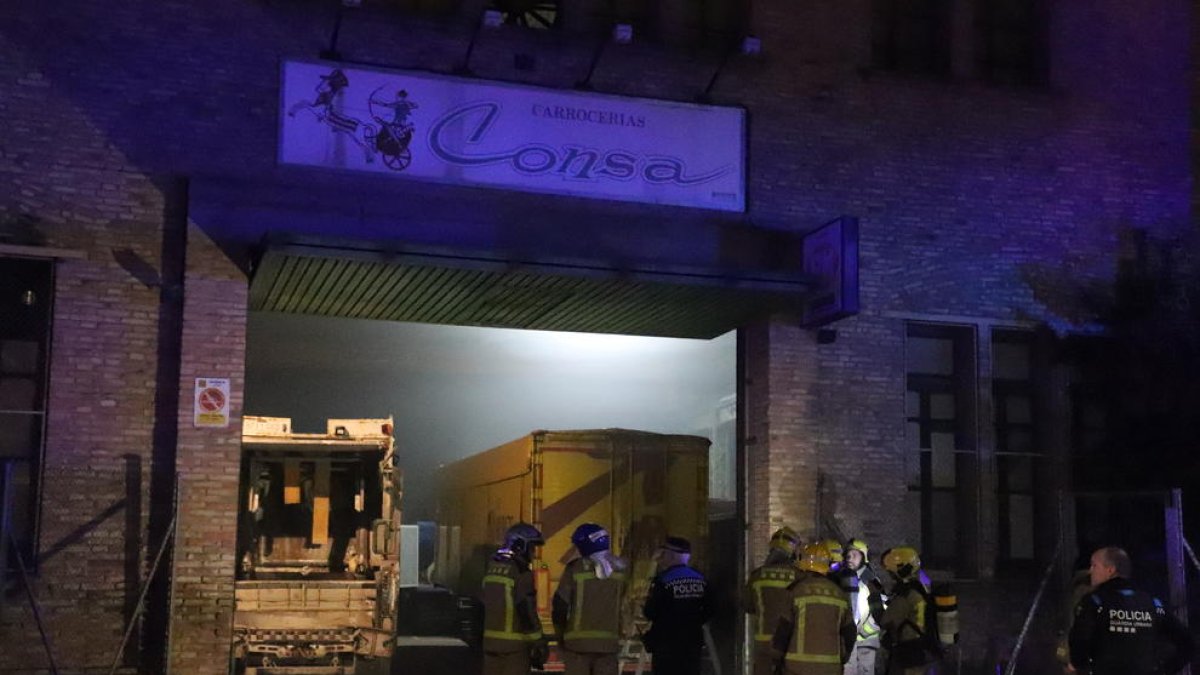 Bombers i Guàrdia Urbana, ahir després de l’incendi.