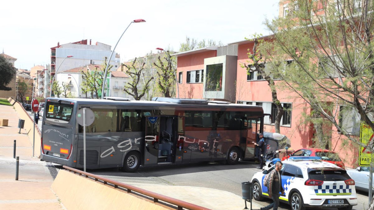 L’autocar va acabar parant després de xocar contra un contenidor.