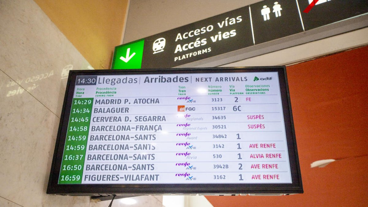 Pantalla en Lleida informando de dos trenes suspendidos.