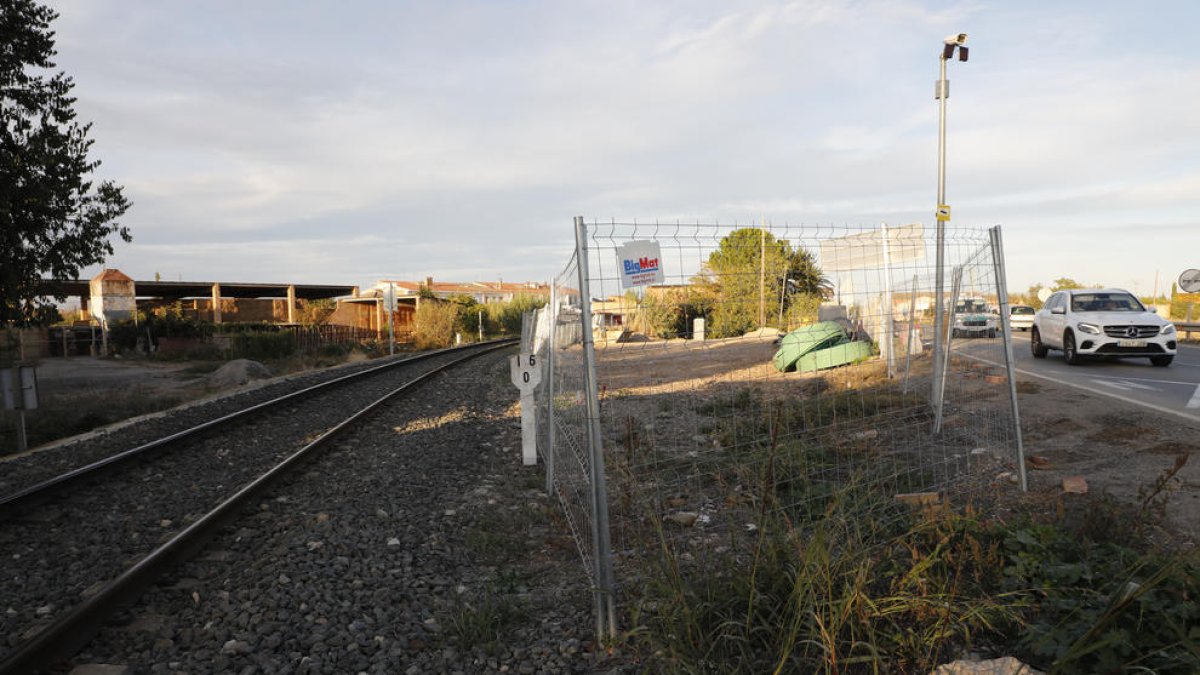 Las obras al lado de la vía del tren de la línea de La Pobla donde irá el paso elevado, junto a la C-13.