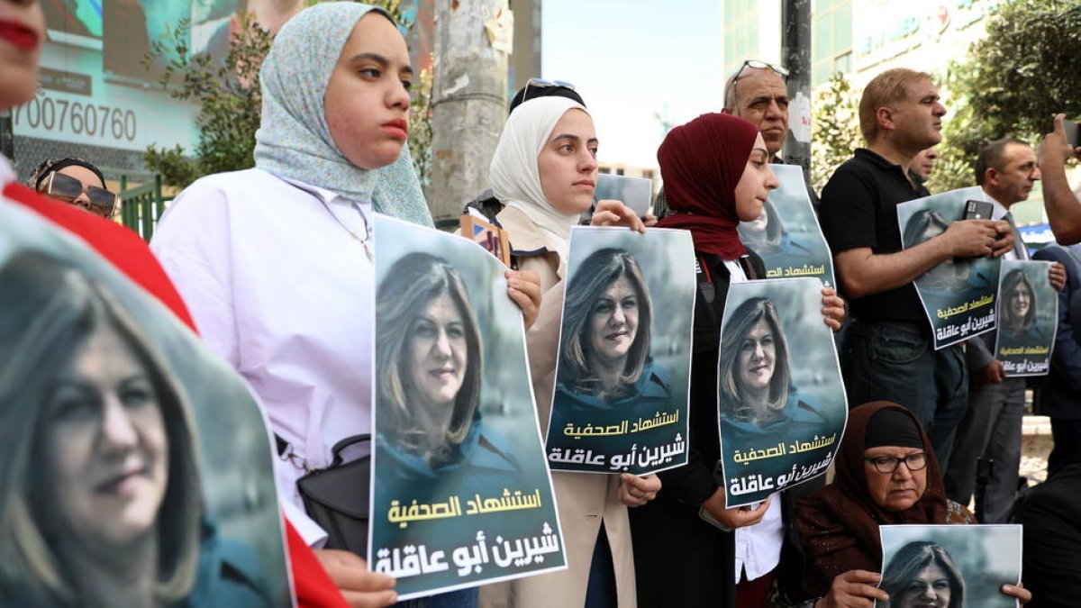 Palestinos se concentraron ayer en Hebrón con imágenes de la periodista Shireen Abu Akleh.