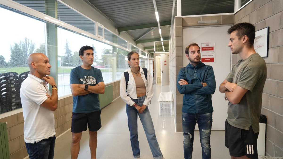 Reconeixement institucional als dos atletes - El regidor d’Esports de Lleida, Ignasi Amor, va visitar ahir Aleix Porras i Berta Segura a la Pista Municipal de les Basses per felicitar-los, en nom del consistori, per l’or de Porras en els 400 me ...