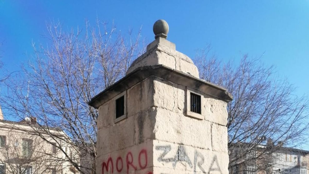 Imatge de les pintades a la font de la plaça del Dipòsit.