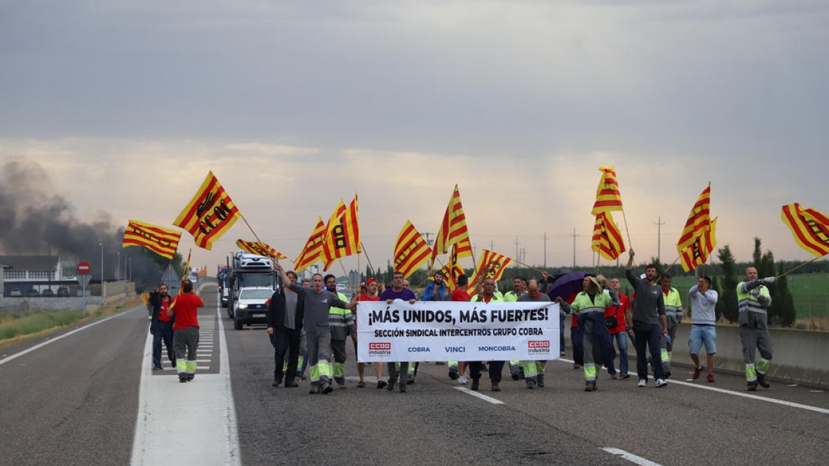 Els treballadors van tallar la carretera a primera hora del matí.