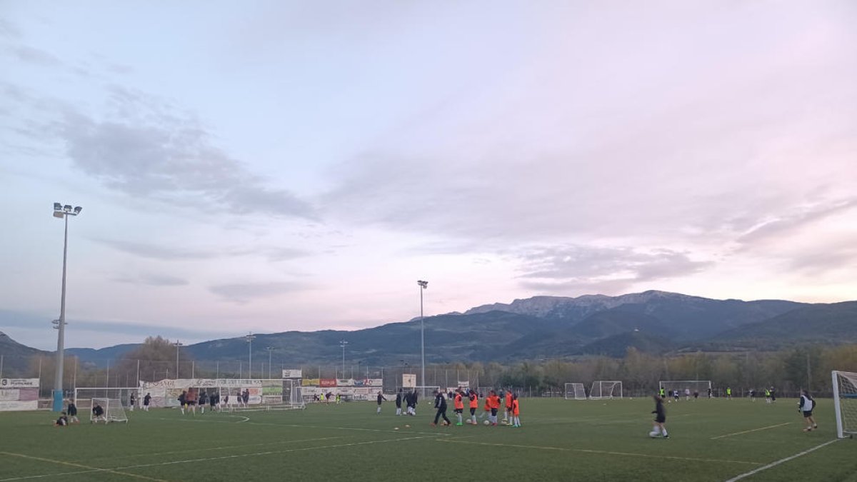 Equips de base s’exercitaven ahir al camp de la Seu, on diumenge hi va haver l’incident.