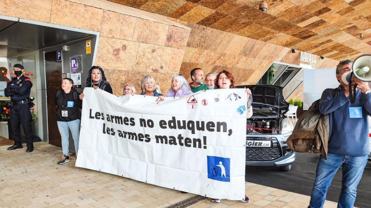 Desmilitaritzem l'Educació y la Coordinadora de ONGD piden explicaciones por|para la actuación de los Mossos en la feria FormaOcupa