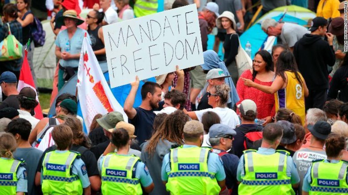 Nueva Zelanda pone la 'Macarena' en bucle para disuadir los manifestantes antivacunas
