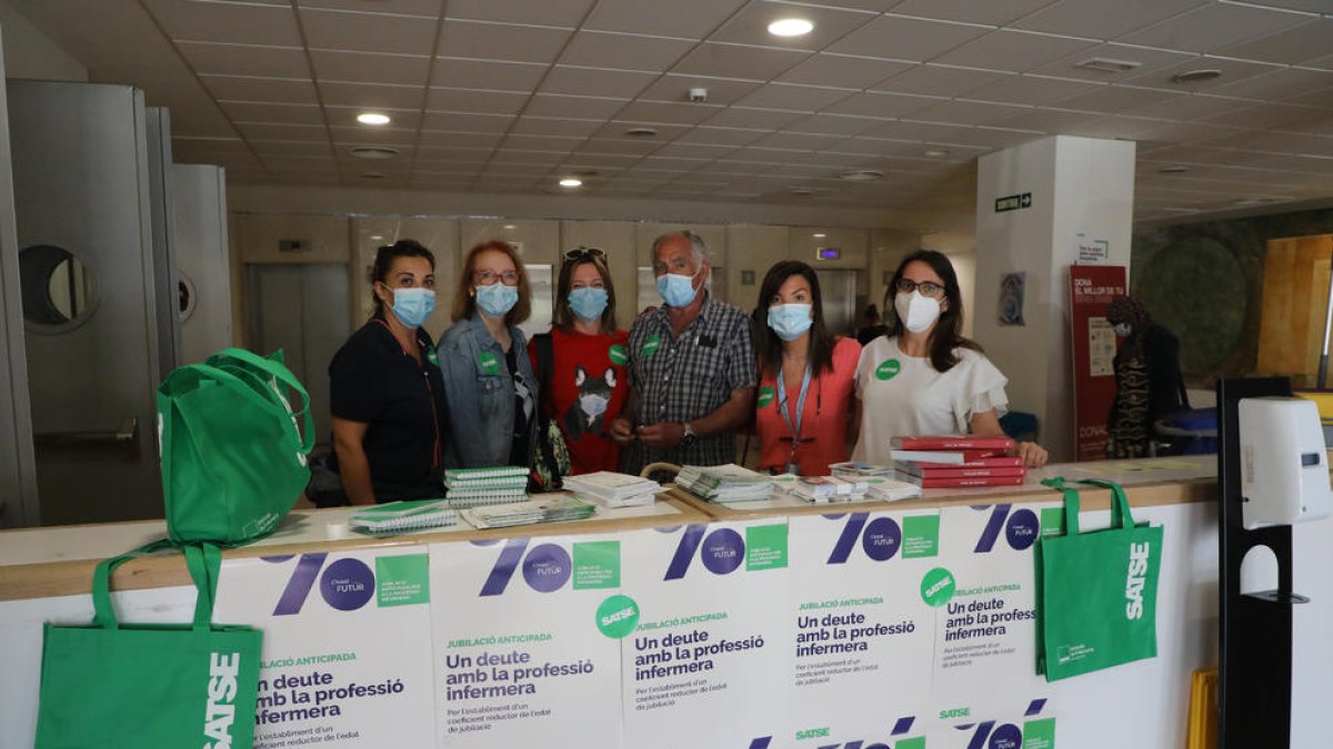 Mesa informativa  -  Las enfermeras instalaron ayer una mesa informativa en el Arnau de Vilanova para hacer visibles sus reivindicaciones. Satse indicó que piden “ser tratadas con dignidad y respeto, que se nos reconozca como grupo A, poder jubi ...