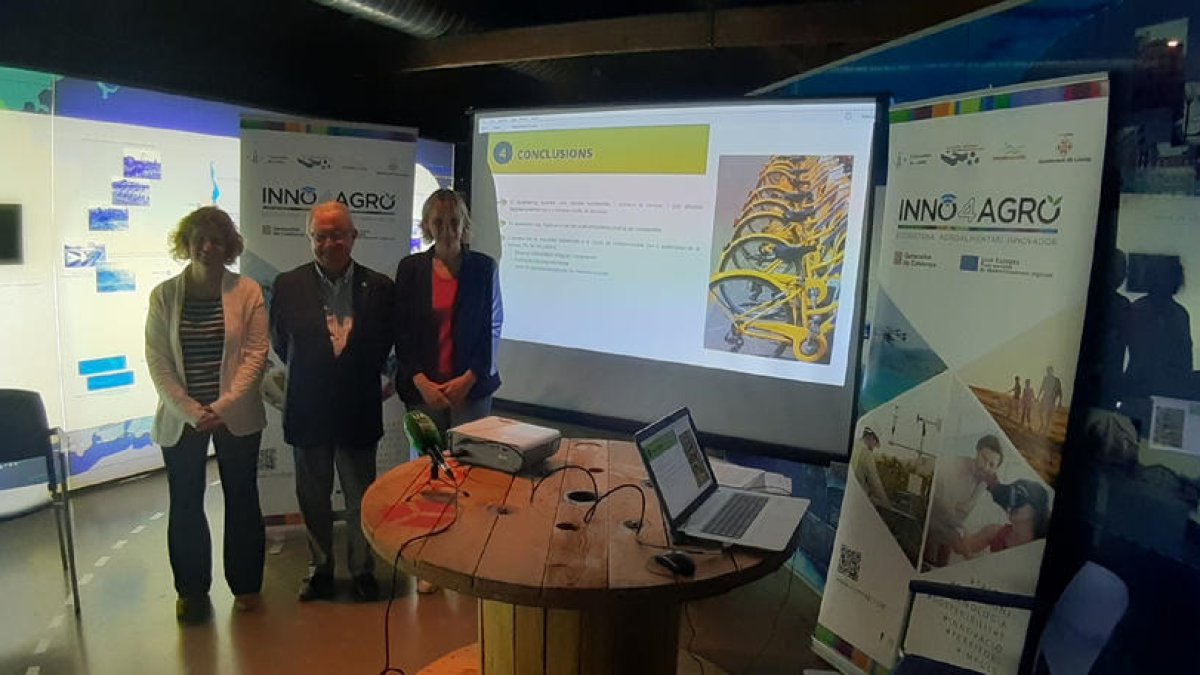 Cerdà, en el medio, con las autoras del estudio de movilidad turística sostenible, en el Museu de l’Aigua.